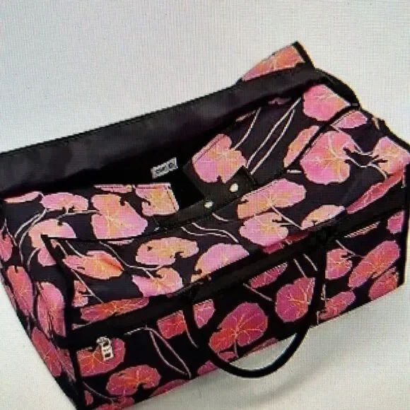 DVF Geranium Leaf 🍃 WeekenderBag 💼 Get AWAY🏃‍♀️in Style! Zip outside pocket - Picture 4 of 17